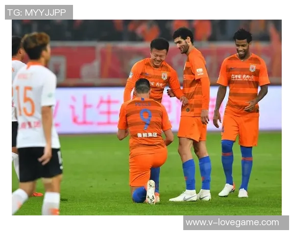 山东鲁能足球队员奋战赛场展现拼搏精神与团队合作的精彩瞬间 山东鲁能足球队员奋战赛场展现拼搏精神与团队合作的精彩瞬间